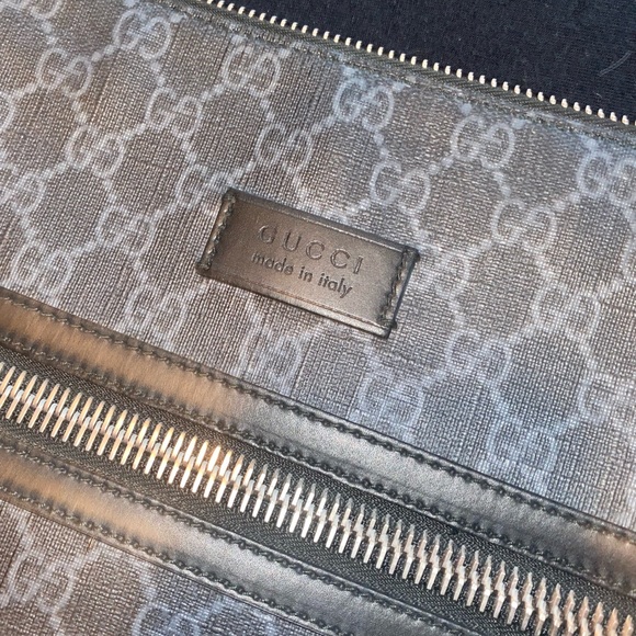 Gucci shoulder Bag unisex worn a couple times no flaws good as new w receipt :) - Picture 4 of 6